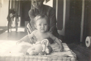 15 juli 35 naar Mammie kijken sinjo, zegt de baboe